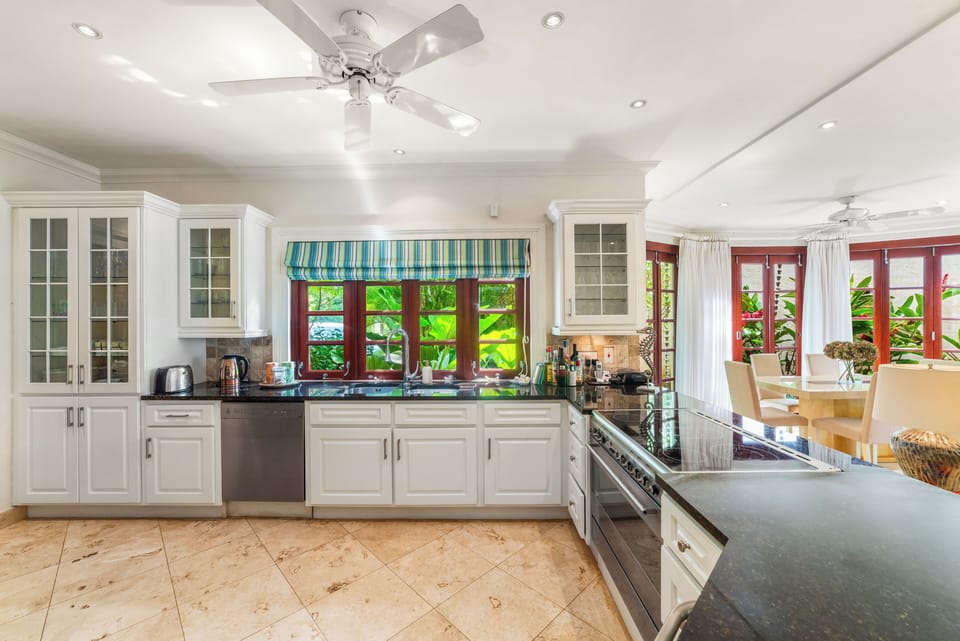 Full fitted and equipped kitchen for those that love to cook!