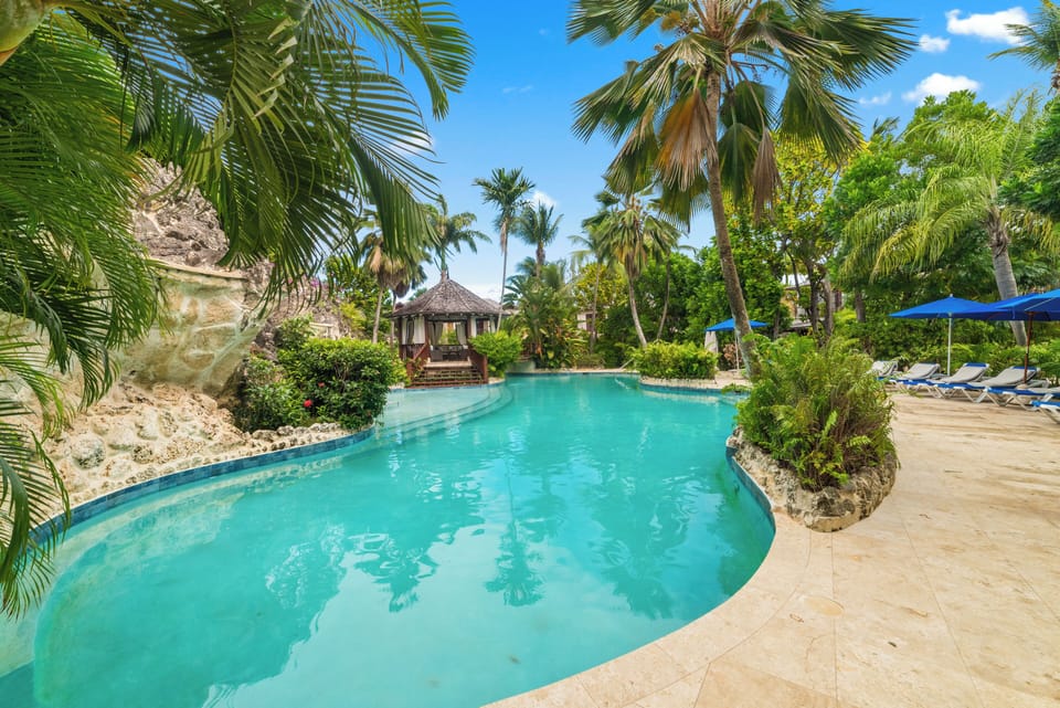 Stunning 140ft free form communal pool 