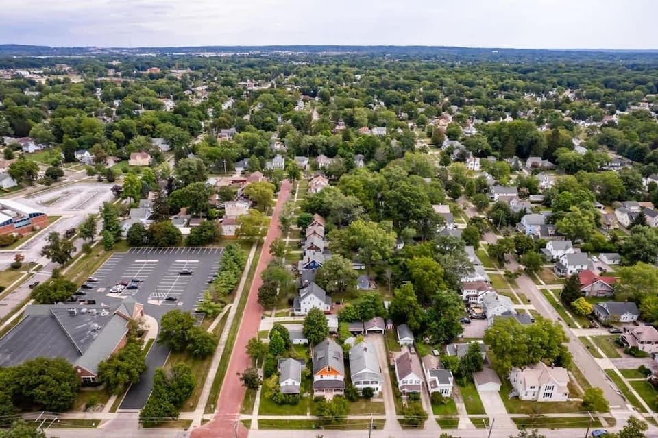 Beautiful neighborhood with tree-lined streets & a peaceful setting ☀️