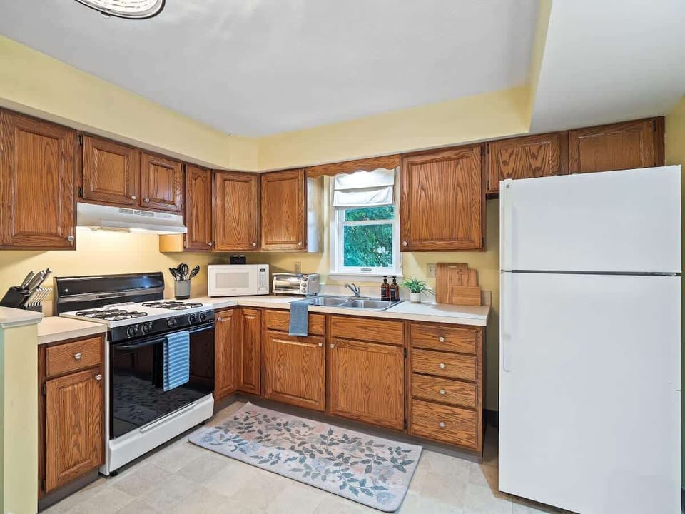 Spacious kitchen with full appliances & coffee station—perfect for home-cooked meals ☕
