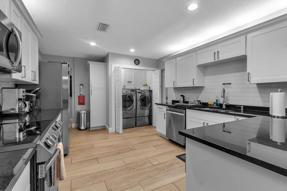 Shared Kitchen With Washer/Dryer Access