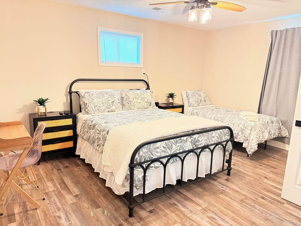 Bedroom 1   - 1 bed Queen and 1 twin