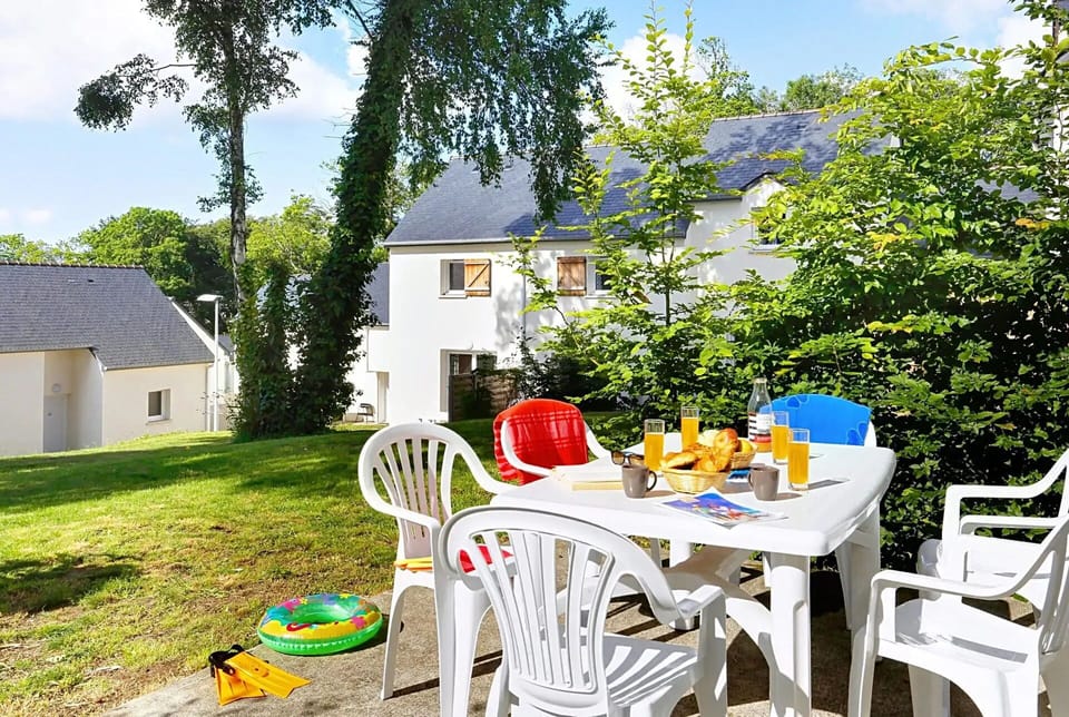 A cheerful outdoor dining setup is perfect for enjoying breakfast among the greenery in the heart of Brittany.