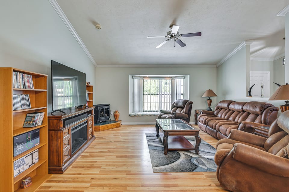 Living Room | Free WiFi | Smart TV | Central A/C