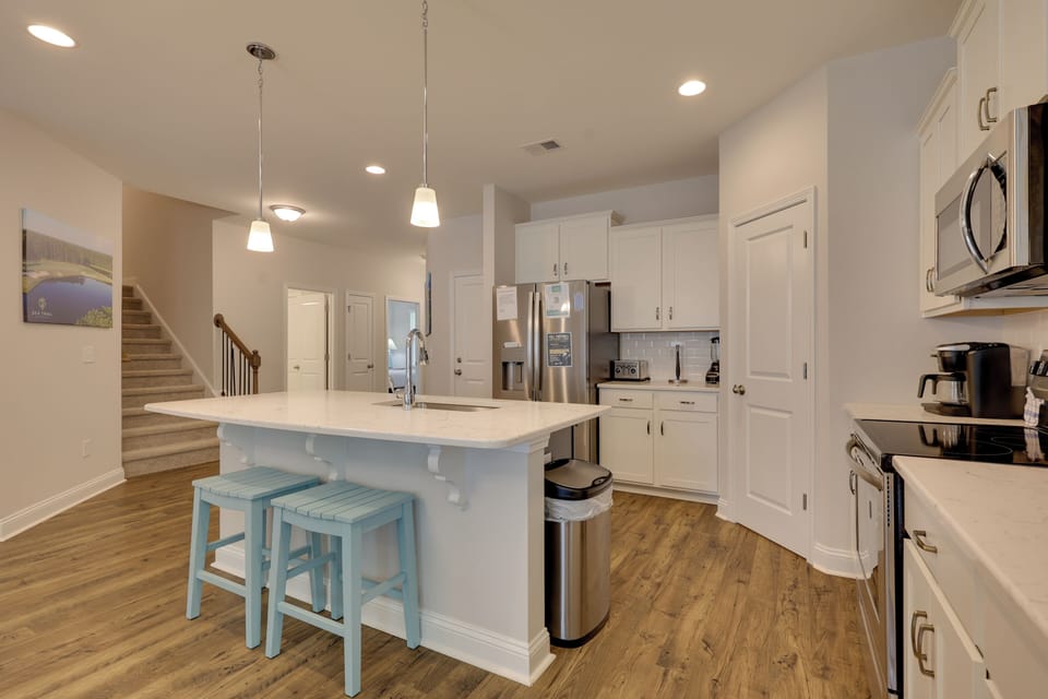 Kitchen | 2 Desks | Free WiFi | Central Air Conditioning/Heat