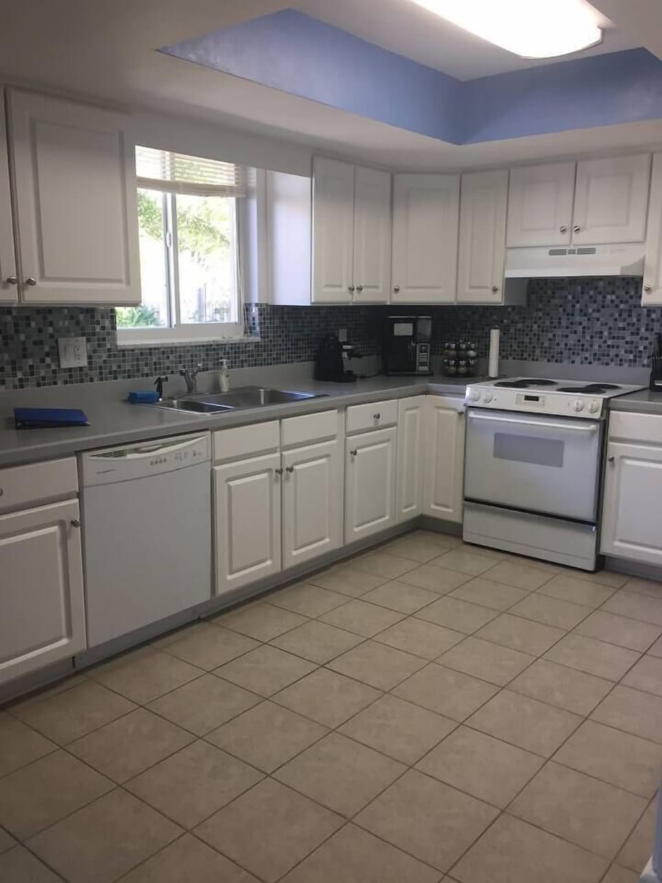 Fully stocked kitchen with great colors in backsplash. Photo does not show its full beauty.