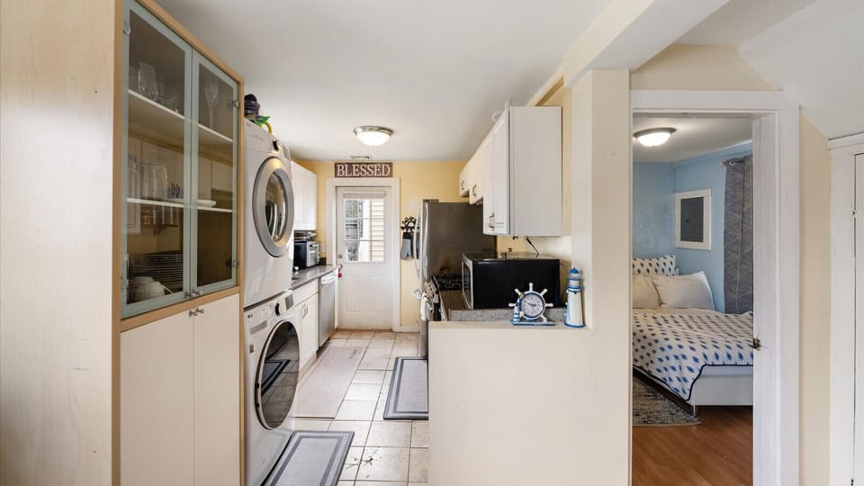 Fully equipped kitchen with washer & dryer