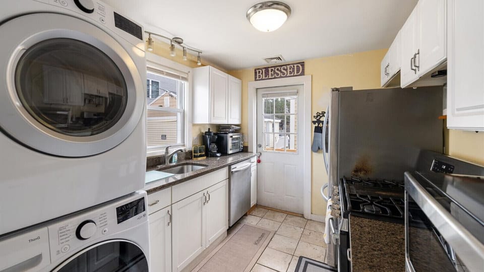 Fully equipped kitchen with washer & dryer