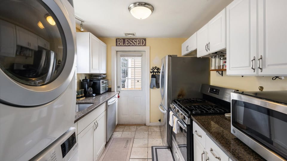 Fully equipped kitchen with washer & dryer