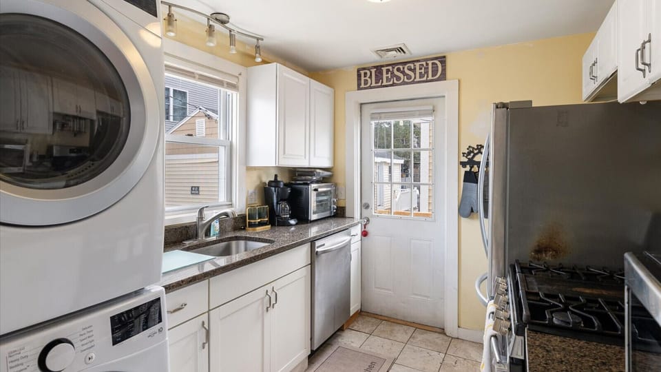 Fully equipped kitchen with washer & dryer