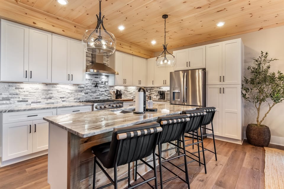 Kitchen island w/ 4 bar stools 