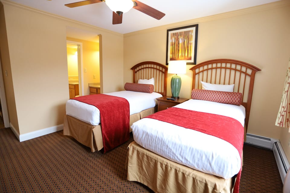 Second bedroom with two twins near Loon