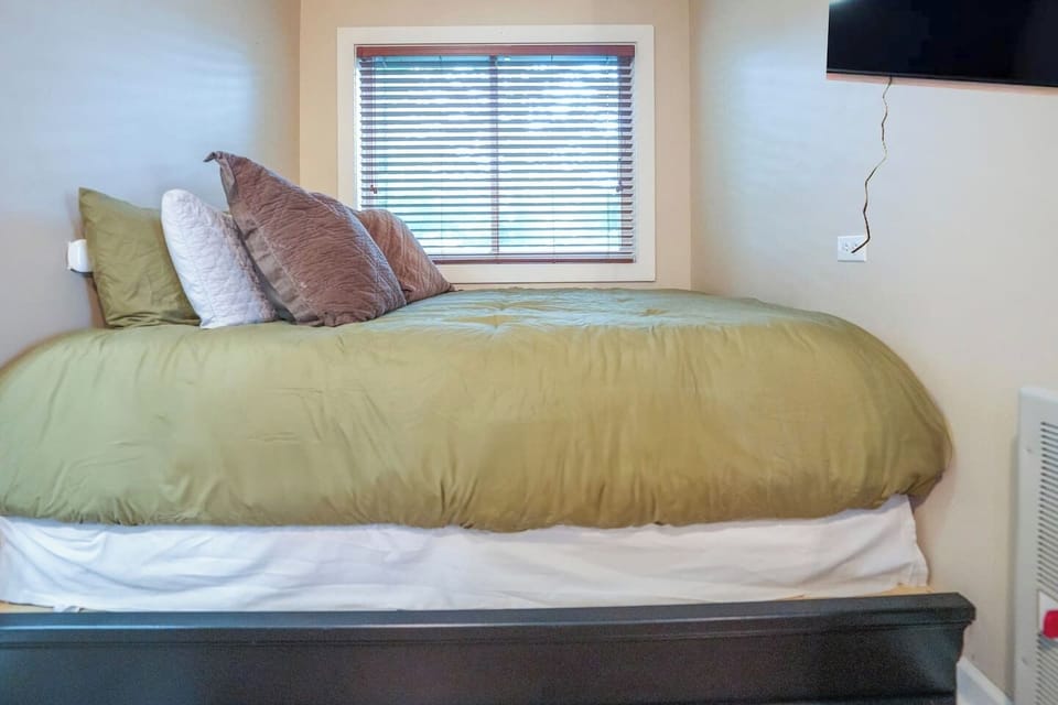 Queen bed. Sleeps two. 40` Roku Smart TV.