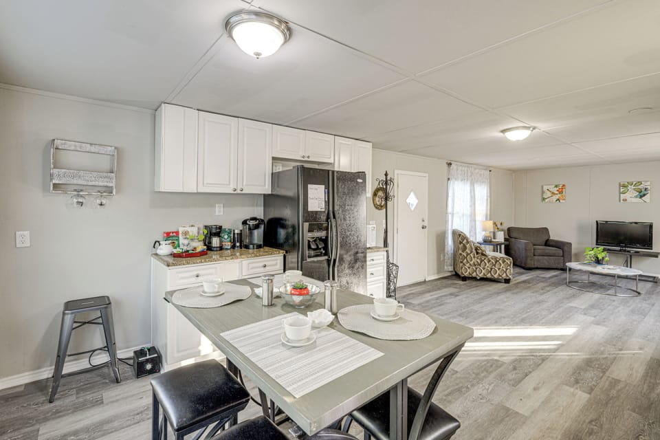 Dining Area | Dishware/Flatware Provided