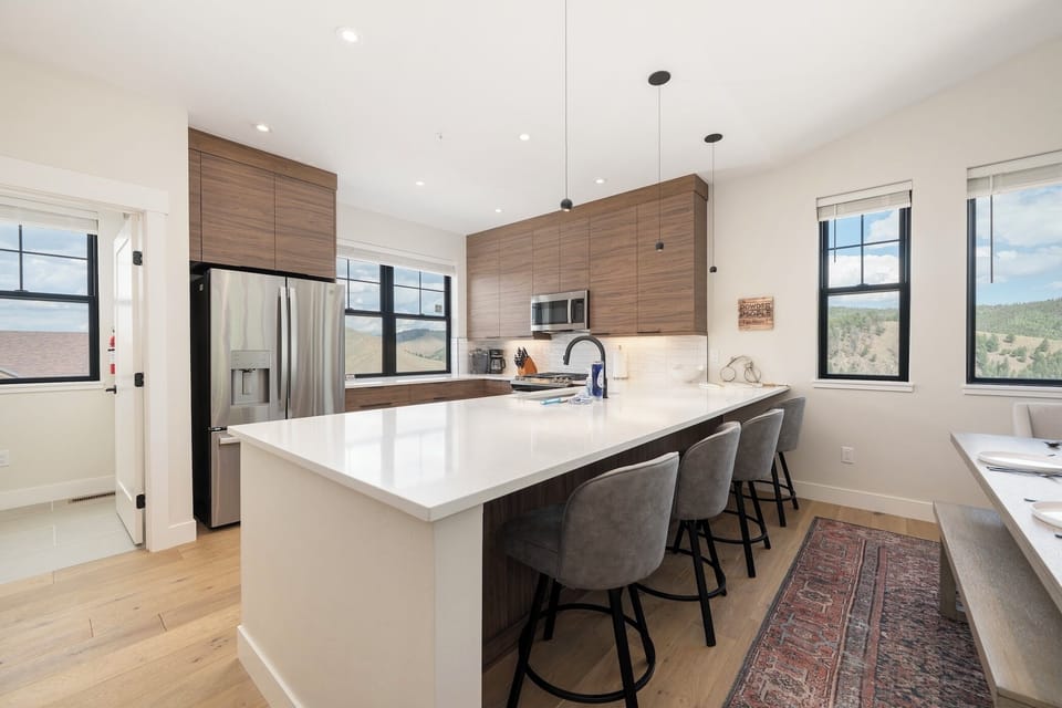 Open concept dining / kitchen area with breakfast bar and fully stocked kitchen