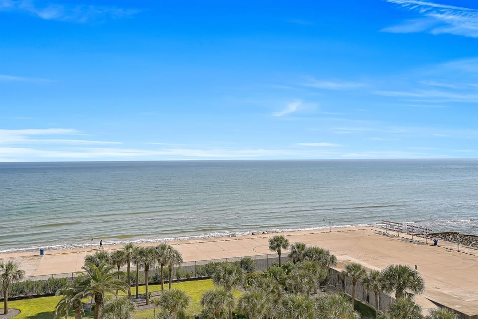 View looking over the Seawall.  No crossing Seawall boulevard!