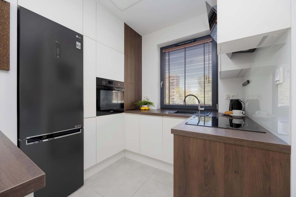 The modern kitchen with high-quality appliances and wooden accents makes cooking a pleasure in a stylish setting.