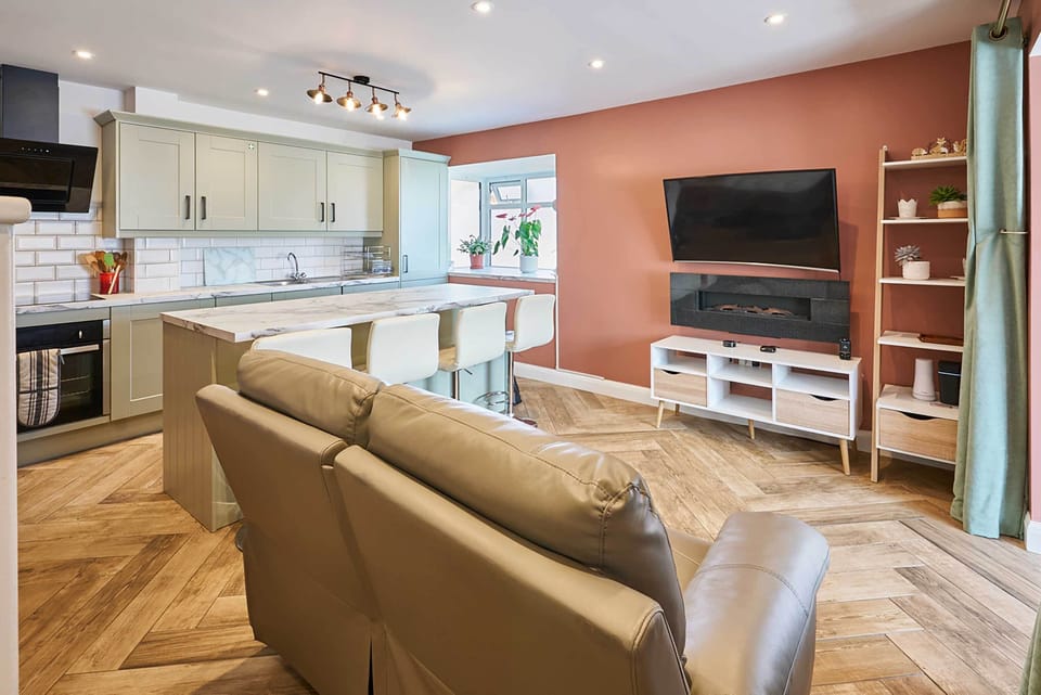 Knights Manor Way, Dartford - Host & Stay
