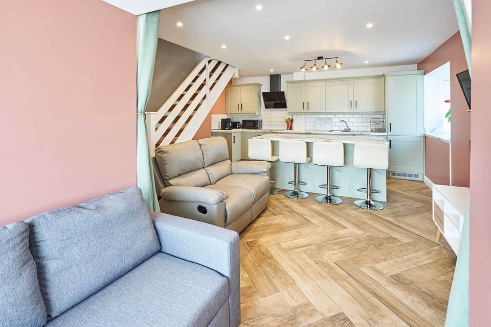 Knights Manor Way, Dartford - Host & Stay