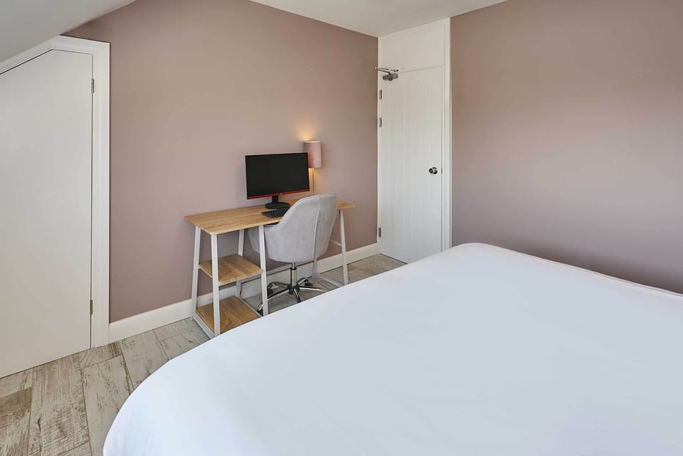 Knights Manor Way, Dartford - Host & Stay