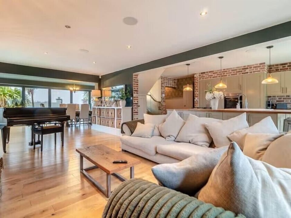 Living Room / Lounge