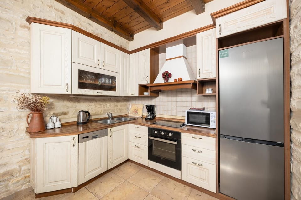 Unit 2 - equipped kitchen