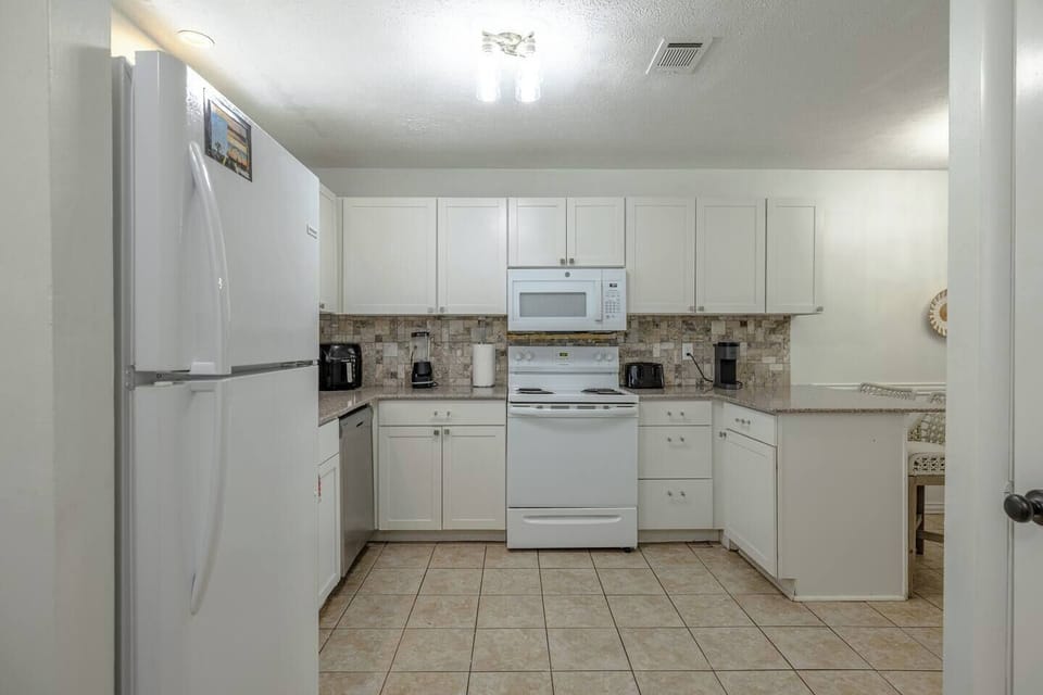 Fully-equipped kitchen