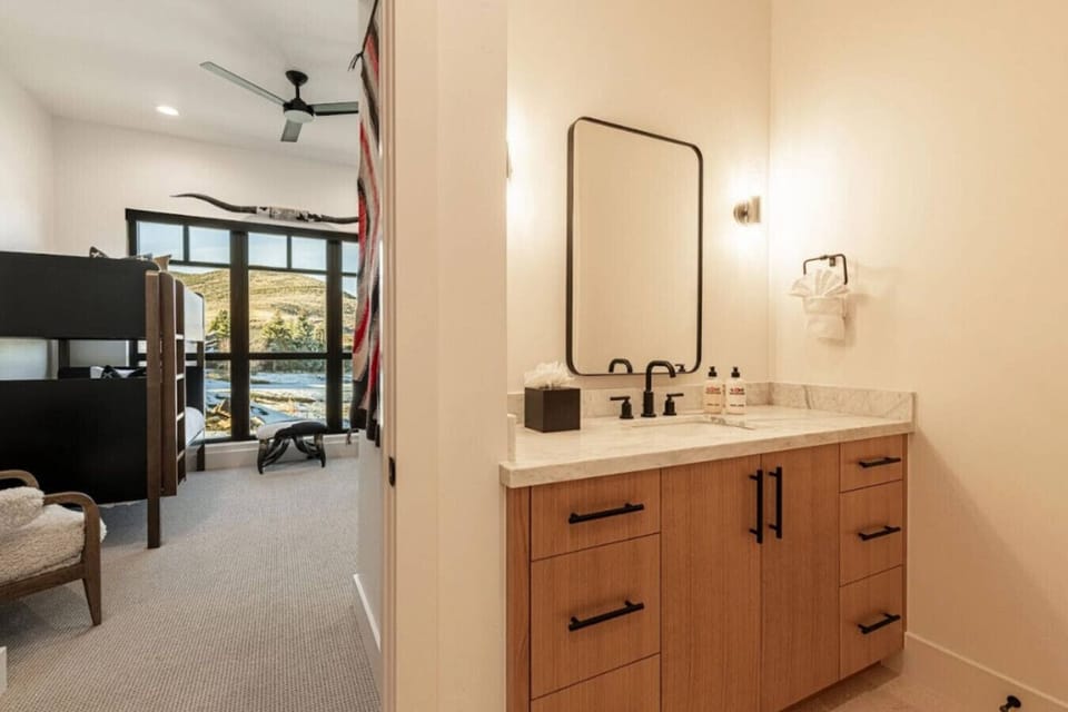 Refine your senses: expansive views from restful retreats and clean spaces.