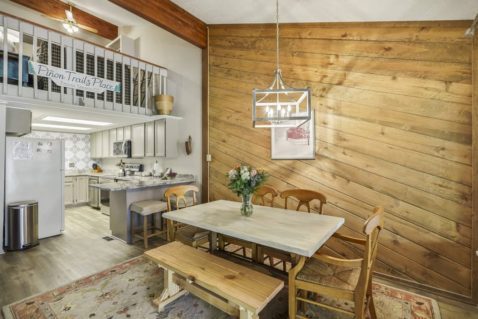 Pinon Trails Pl sleeps 8 guests & is steps away from uptown shopping and dining - 10 minutes to our charming downtown district and famous Hot Springs.