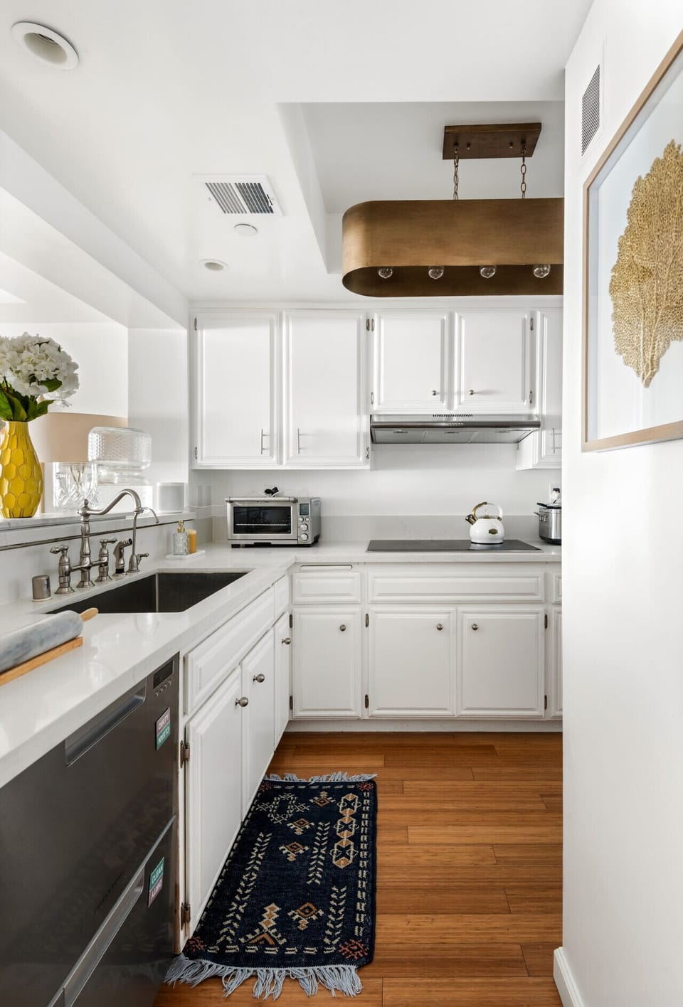 Clean lines and modern touches meet full functionality in this well-equipped culinary space