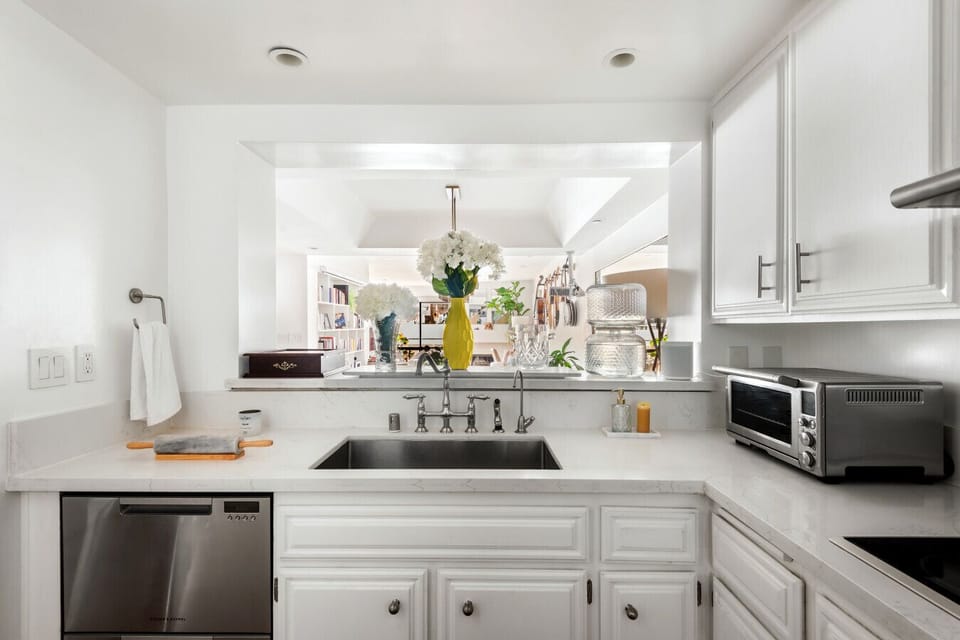 Clean lines and modern touches meet full functionality in this well-equipped culinary space