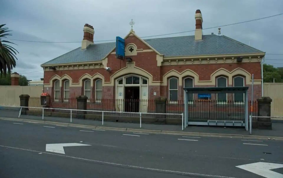 10min walk to the Clifton Hill train station,