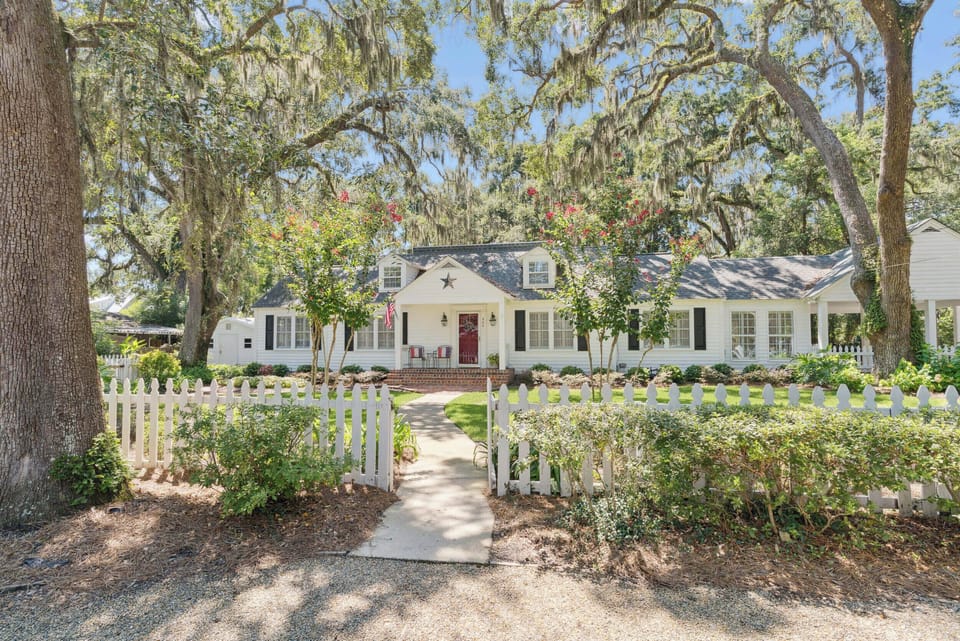 Sugar Magnolia - 400 Magnolia Ave