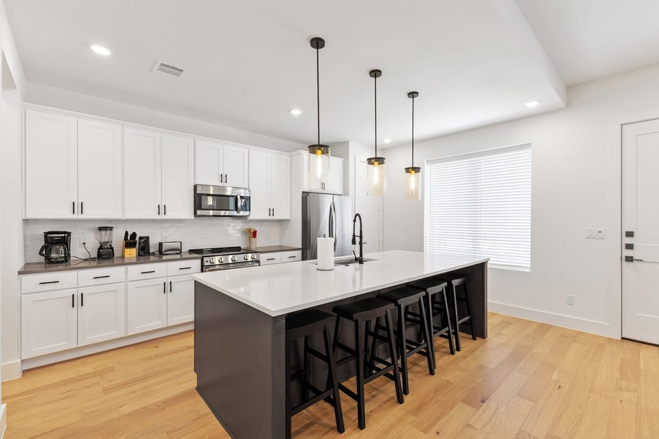 Island comes with 5 bar stools. Perfect to eat a snack and enjoy family time!