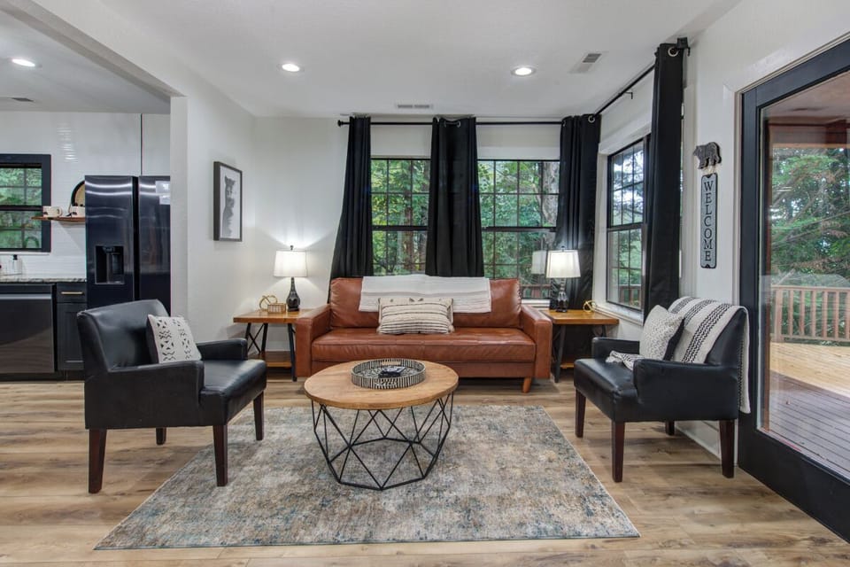 Bear Pause Retreat's cozy living room