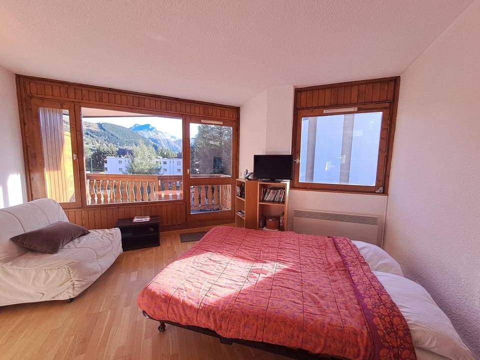 50m from ski slopes, 2nd floor, view ski slopes, balcony, tv, 42m², Les 2 Alpes Apartment in Les Deux Alpes