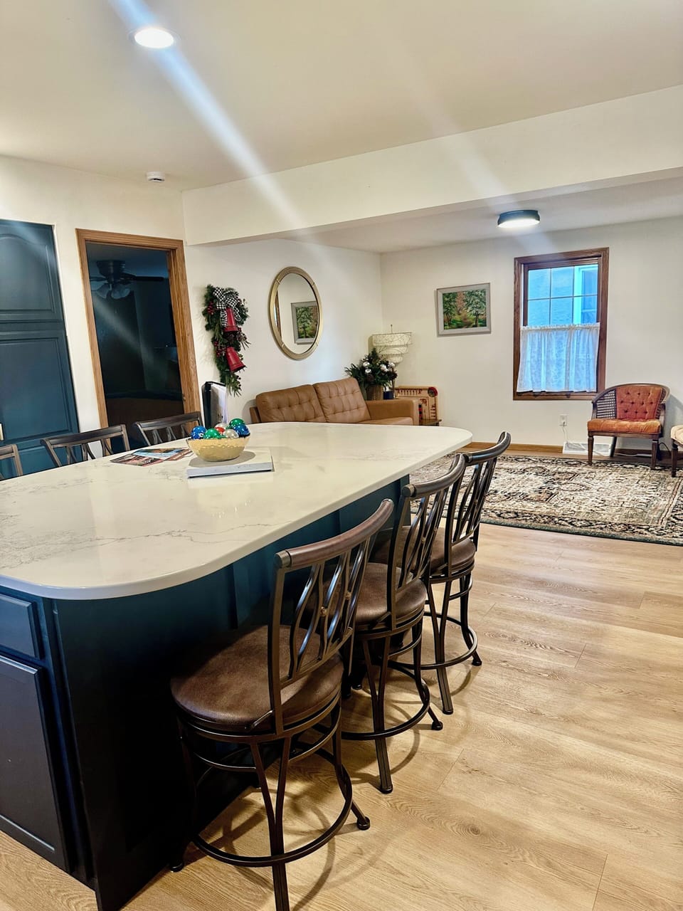 Large island ( 6 chairs) good