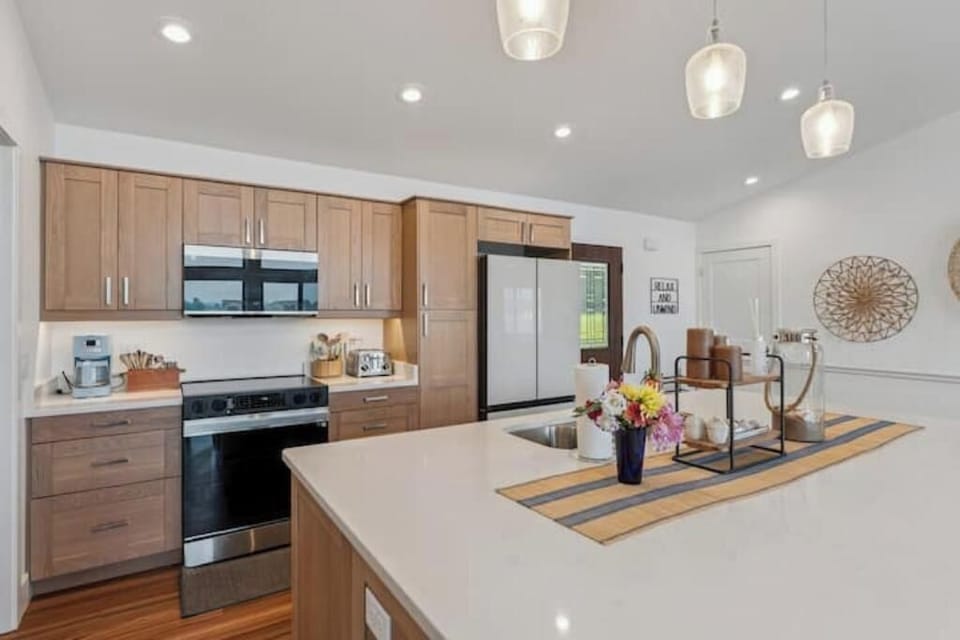 Fully equipped kitchen with island, breakfast bar & all essentials