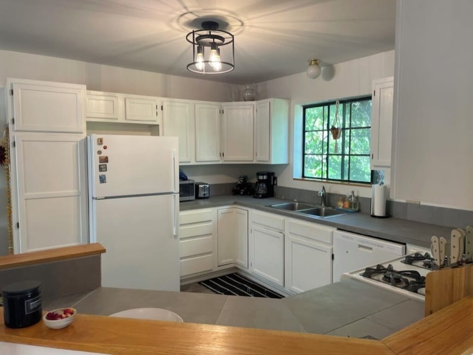 Full kitchen