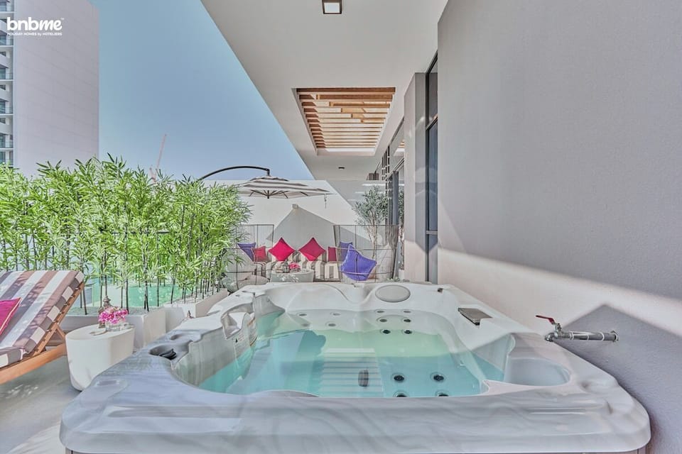 Relax and enjoy the balcony featuring cosy seating, a sun lounger, a jacuzzi, and plenty of space for al fresco dining.
