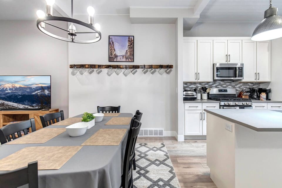 Wasatch Springs 1107: Spacious dining and kitchen area.
