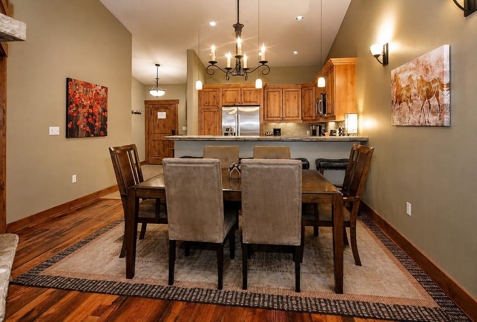 Dining area with seating for six, just off the kitchen
