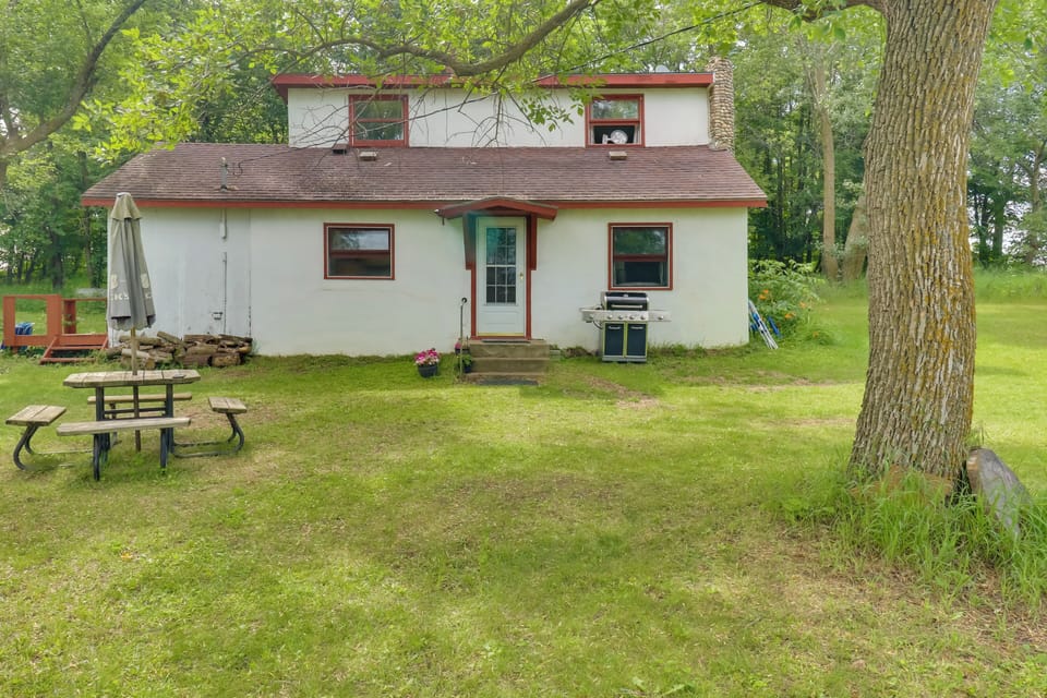Backyard | Picnic Table | Gas Grill | Parking | Driveway (10 Vehicles)