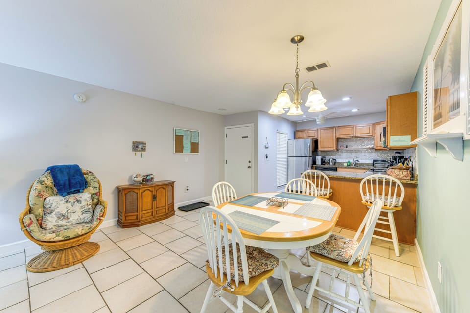 Dining Area | Kitchen