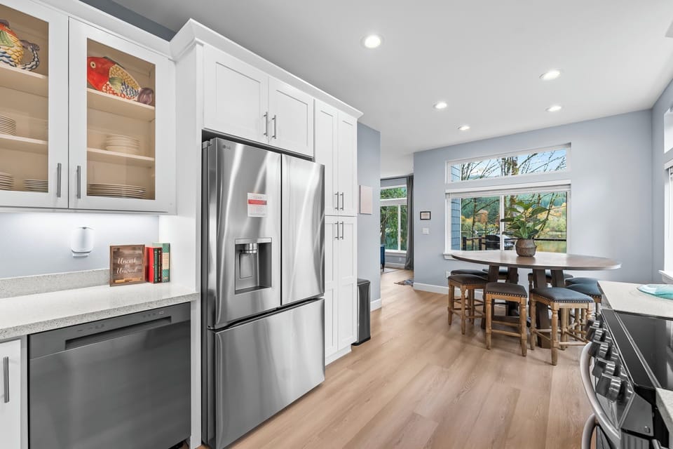Enjoy culinary adventures in this bright, stylish space with scenic views!