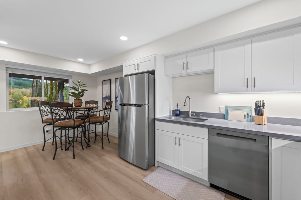 Enjoy meals with stunning views and modern elegance in this inviting space!