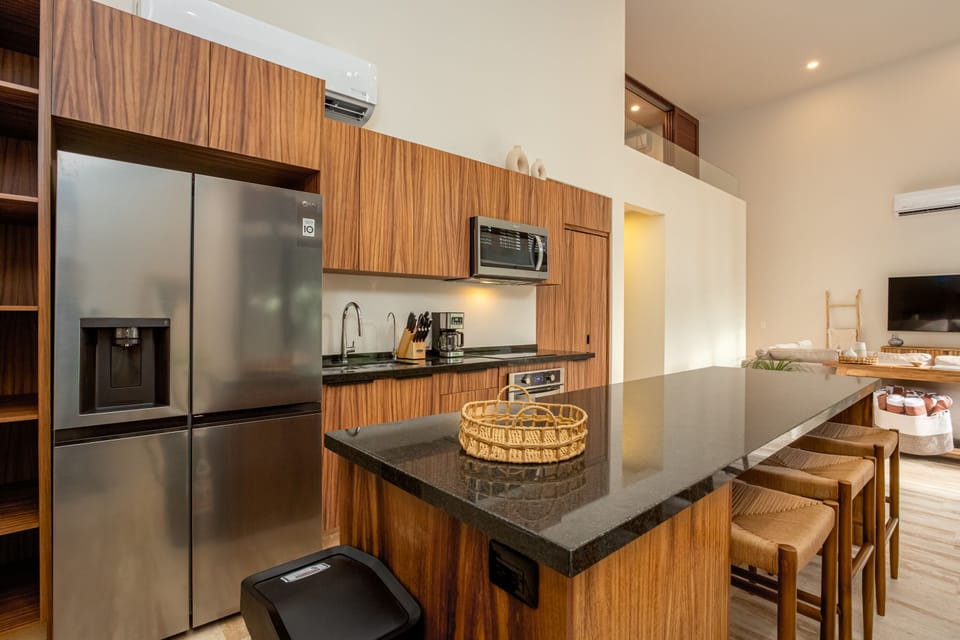 Fully equipped kitchen with fridge/freezer, stove, oven, microwave & more