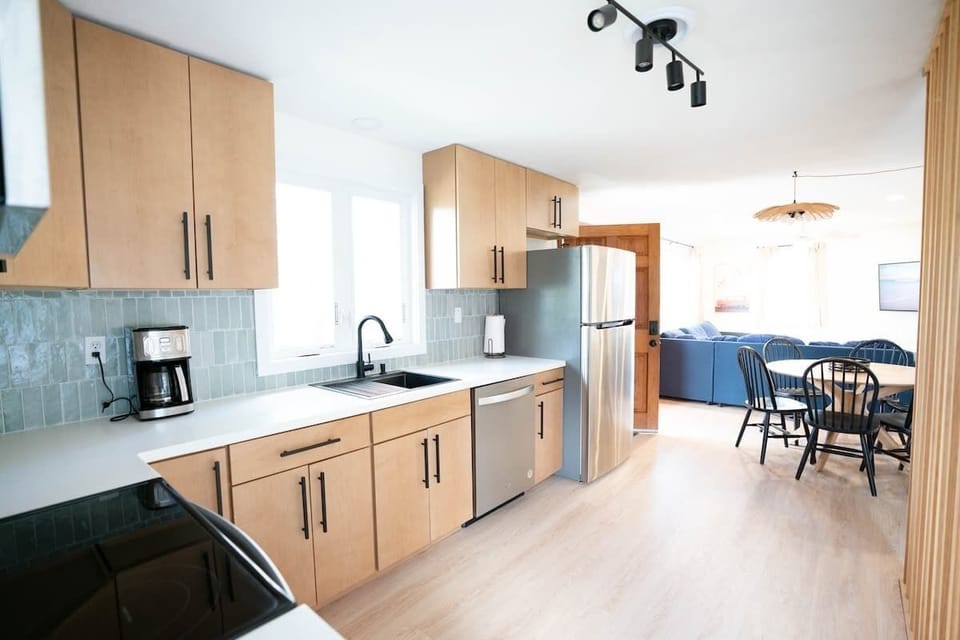 Simplify your evenings with the convenience of a fully equipped kitchen, including a dishwasher to handle cleanup after your seaside feast. Spend less time washing dishes and more time enjoying your getaway.