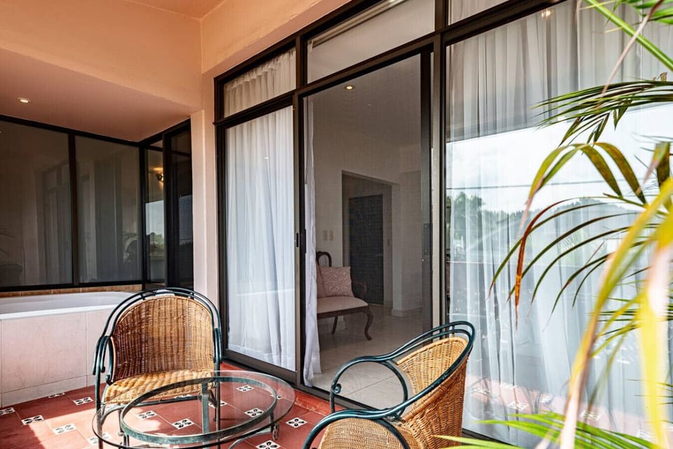 Balcony bliss: enjoy your private hot tub in Cuernavaca.