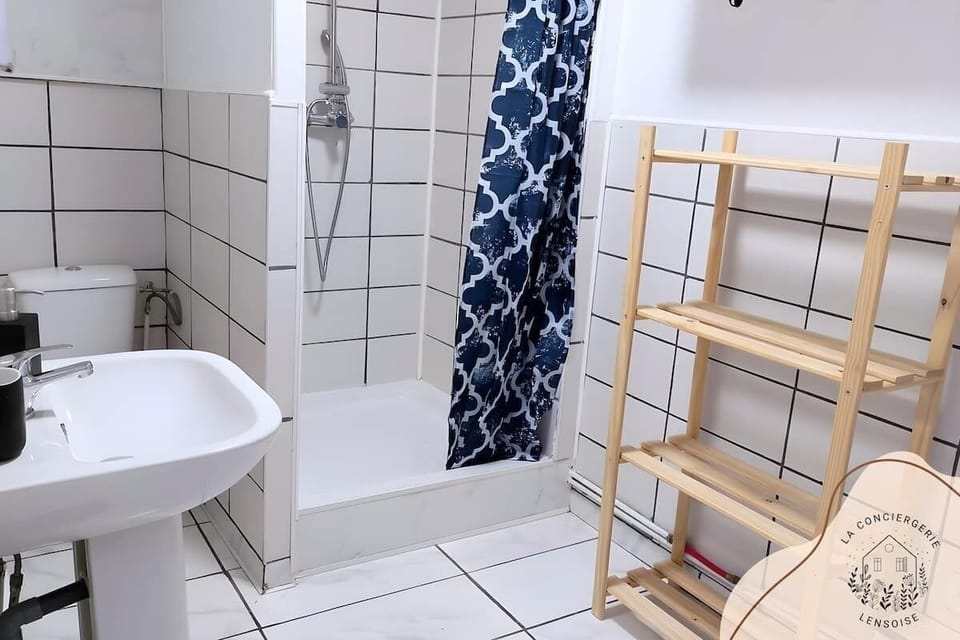 SALLE DOUCHE 
WC
ETAGERE DE RANGEMENT
SECHE CHEVEUX
SECHE SERVIETTES